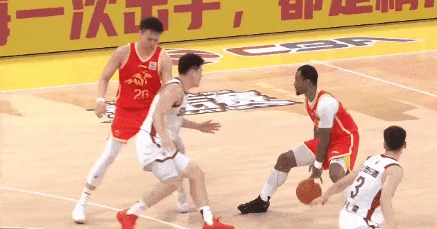 官方网站-塔克造成张宁三分犯规，张宁表示先拉手对方才合球投篮
